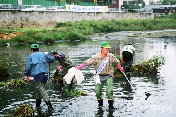 봄이 오면 벚꽃이 핀다. 잉어가 물길을 거슬러 오른다. 새가 나르고, 사람들이 자연을 만끽한다. 여기가 바로 굴포천이다. 2024년 4월 기후변화체험관 인근에서 촬영. (사진제공 부평구)