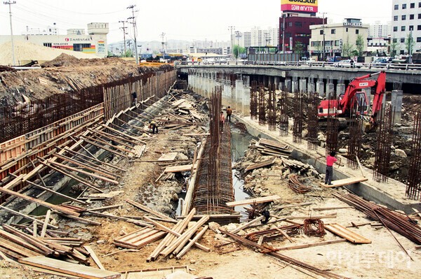 봄이 오면 벚꽃이 핀다. 잉어가 물길을 거슬러 오른다. 새가 나르고, 사람들이 자연을 만끽한다. 여기가 바로 굴포천이다. 2024년 4월 기후변화체험관 인근에서 촬영. (사진제공 부평구)