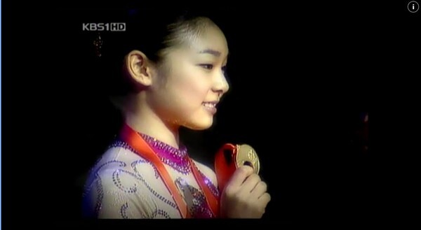 김연아가 2007년 12월 이탈리아 토리노에서 벌어진 국제빙상경기연맹(ISU) 그랑프리 피겨 스케이팅 결승에서 금메달을 획득한 모습.(사진출처 KBS 화면 갈무리)