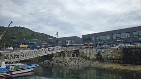 옹진군 백령도에 있는 두무진 회센터. (사진 인천옹진군)