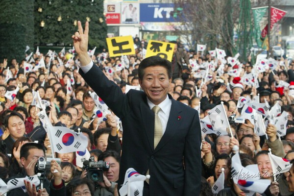 노무현 대통령이 새천년민주당 제16대 대통령 후보였던 2002년 12월 18일의 용산전자상가 앞 유세.(사진출처 노무현 사료관)