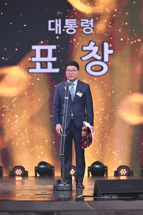 2025 대한민국 나눔국민대상에서 기중현 대표가 상을 수상하고 있다.(사진제공 인천사랑의열매)