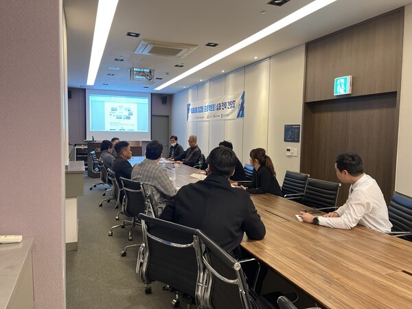 미래내일 일경험 프로젝트 성과간담회에 참여한 기업 대표와 학생 대표, 전문가들이 사업 성과에 대해 의견을 나누고 있다.(사진제공 항공우주산학융합원)