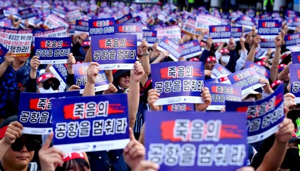 민주노총 공공운수노조 인천공항지역지부와 전국공항노동조합이 지난 1일 인천공항에서 '죽음의 공항을 멈춰라! 전국공항노동자 총파업대회'를 진행하고 있는 모습.(사진제공 민주노총 공공운수노조 인천공항지역지부)