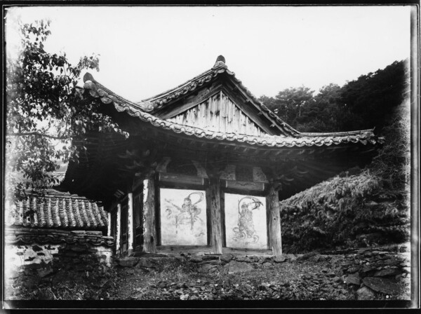 측벽에 신중상으로 보이는 벽화가 있었다. 조선총독부박물관 유리건판 사진 출처: 국립중앙박물관