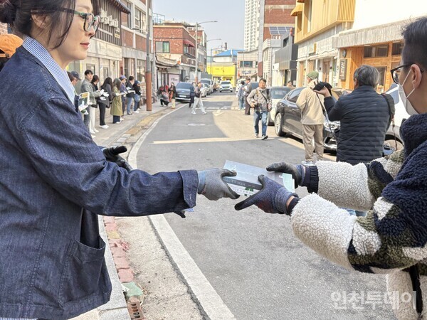 배다리 '나비날다 책방' 시민 150명 인간띠 연출 '책나르샤' 이사 완료 - 뉴스 썸네일 이미지