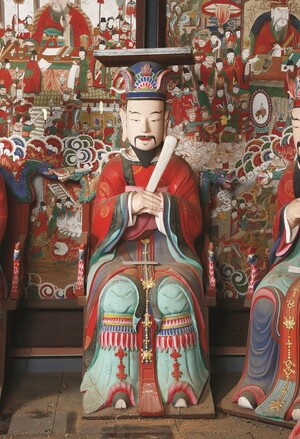 제5 염라대왕(閻羅大王) 머리에 책을 이고 있다. 《금강경》이다. 바라볼 때, 도명존자의 오른쪽 세 번째 자리에 있다. 다리 사이로 길게 늘어진 것이 광다회이다.