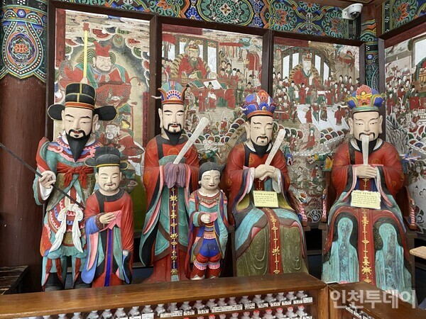 사진 왼쪽에서 두 번째 뒤에 있는 분이 귀왕이다. 시왕처럼 홀을 들고 있는 것도 특이한 모습이다.  왼쪽 끝에 서 있는 상이 사자인데 두건이 아니라 복두를 쓰고 있다는 상이다. 그 앞에 있는 동자 크기의 관료 모습 조각상의 정체는 알 수 없다.