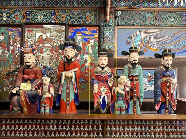 명부전 향우측 모습. 왼쪽 끝에 앉아 있는 상은 시왕 중 제9대 도시대왕(都市大王)이고, 그 옆으로 판관 셋이 서 있다.  그 사이 노란 네모 안의 상이 사자로 보인다. 명부전에 실제로는 사자가 둘 있다.