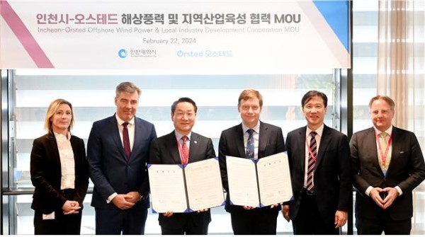 Incheon Mayor Yu Jeong-bok takes a commemorative photo with Ørsted A/S Board Chairman Thomas Thune Andersen after signing an MOU on offshore wind power and regional industry development between Incheon City and Ørsted at Ørsted headquarters in Copenhagen, Denmark on February 22, 2024.
