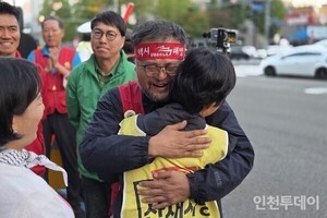 [포토] 시민과 동료 곁으로···194일 고공농성 끝낸 고영기 택시노동자